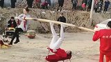 这特技一般人做不到吧，民间的小姐姐太牛了，童子功非常的扎实！