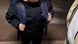 这娃电梯里没输，电梯外没叔…