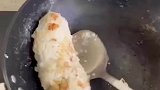 女子自己在家学做饭，炒着炒着米饭就成球了