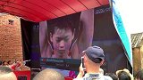奥运冠军全红婵老家人齐聚看比赛直播，完美跳水让全场沸腾