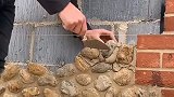 水泥墙上贴石头，原来全是假的