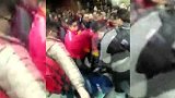中超-16赛季-上海德比赛前血腥一幕 申花球迷被殴打头部受伤-新闻