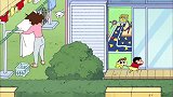 蜡笔小新： 小新想要从后门溜走，结果被小葵拉住了