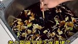 厨房下水道堵了可以这样疏通，师傅的这个方法，真的是太实用了！