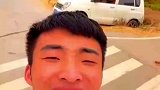 男子遇到好心人帮忙拖车，下一秒笑容逐渐消失