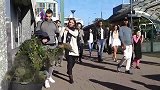 假扮草人突然站起身，路人纷纷被吓一跳