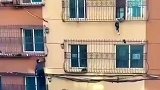 男子徒手爬上四楼解救男童，哪还有换鞋的时间