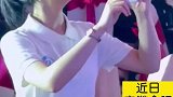 高三女生强忍泪水举起手机拍照留恋
