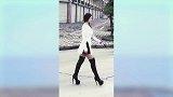 建议小仙女们不要搭配过膝长靴，多完美的身材也带不动，太土气