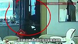 妈妈通过玻璃门反射画面发现，育儿嫂在房间殴打2岁宝宝，故意调高音乐音量掩盖行为