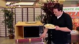 小伙让路人帮忙热披萨，结果披萨变小了，路人不知怎么回事