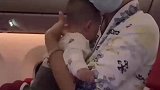 宝宝第一次坐飞机被空姐“热情贴贴”