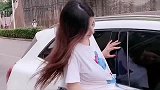 小姑娘与小伙的搞笑对话：是不是哪里不对劲？