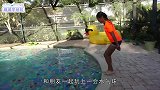 姐妹举办泳池派对，在泳池放一千个水气球，爷爷忍不住凑热闹