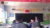 数学老师及班主任穿校服坐在班里“上课” 学生见到后反应太真实