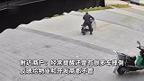小区路面现断崖式台阶，半年内多车摔倒侧翻，监控拍下惊险瞬间