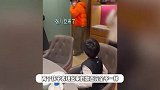 谢楠带儿子与喜人聚会，吴所谓i人属性爆发脸都不敢露，躲门外偷偷背梗