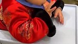 爸爸带17个月宝宝与亲朋好友聚餐，宝宝坐电动圆桌上收红包