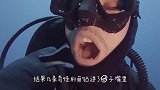 在深海发现不明怪鱼，潜水员用一块肉将其引诱，镜头拍下全过程