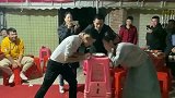 小伙子太坏了，这操作给我笑岔气了！