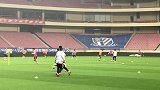 陪练不够？李霄鹏亲自上阵与三哥传球 02世界杯国脚风采依旧