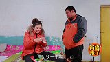 老公每月发工资回家后，老婆都用各种套路骗钱，整个过程太搞笑了