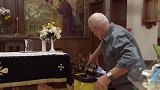 国外恶搞：教堂大叔打扫卫生,把骨灰倒了