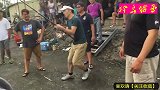 男子苦战巨型石斑鱼，拉上岸后所有人都叫出声！