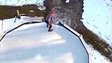 下过一场大雪以后，养殖户的鱼塘就变成了这样