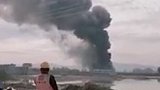 吉林珲春一污水处理厂爆炸，现场砰砰声不断，浓烟数十米高