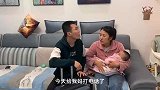 丈夫给家请两保姆，出差回家见妻子抱孩子洗衣服，婆婆躺着看电视