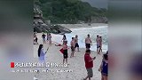 海滩上突然蹦出条鳄鱼吓得游客尖叫逃窜