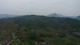 航拍高原上的小镇，环绕在青山绿水之中，一颗正在崛起的高原明珠