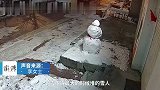 女子店门口堆雪人，熊孩子一脚“爆头”
