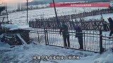 父亲生病住院，母亲前去陪护，监控里邻居们主动上门扫雪