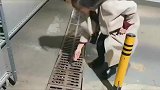 原来排水渠上面的格挡，还能用来打开车库门