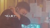 女孩用白糖制作炸弹，威力巨大击退坏人