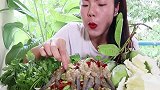 泰国小姐姐吃凉拌虾，配上生蔬菜吃的真香，吃相堪比胖妹