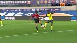 郑智潇洒长传韦世豪默契前插 保利尼奥包抄射门竟踢飞