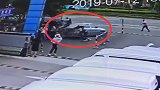 浙江一男子倒车时操作失误 撞断栏杆后冲入人群