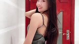 时髦减龄的紧身露背包臀裙美女，让完美的身材尽情展现