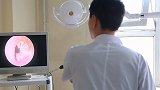 渗人！虱子爬进女孩耳道里安家 饿了竟啃食鼓膜