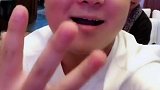 好尴尬呀！录某平台被后面的大叔偷看啦！他们会不会笑我呀？