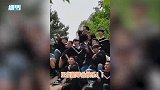 王俊凯拍大学毕业照，从北电金字塔坐着滑下来，被调侃“铁屁股”