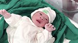 宝宝刚出生一脸懵的看着周围：这是哪？小手举着久久不能放下