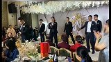 搞笑新郎带领伴郎团，婚礼现场嗨起来！