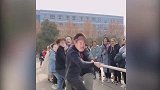 笑趴!大学生戴表情包拔河 弱队赢了