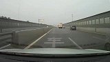 高速行驶切勿见缝插针！小轿车瞬间失控，殃及好几辆车！