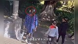 林丹夫妇散步被偶遇，双手插兜酷劲十足，谢杏芳提水壶似保姆