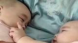 双胞胎兄弟每天醒来都会这样，看得心里暖暖的！心都被萌化了！